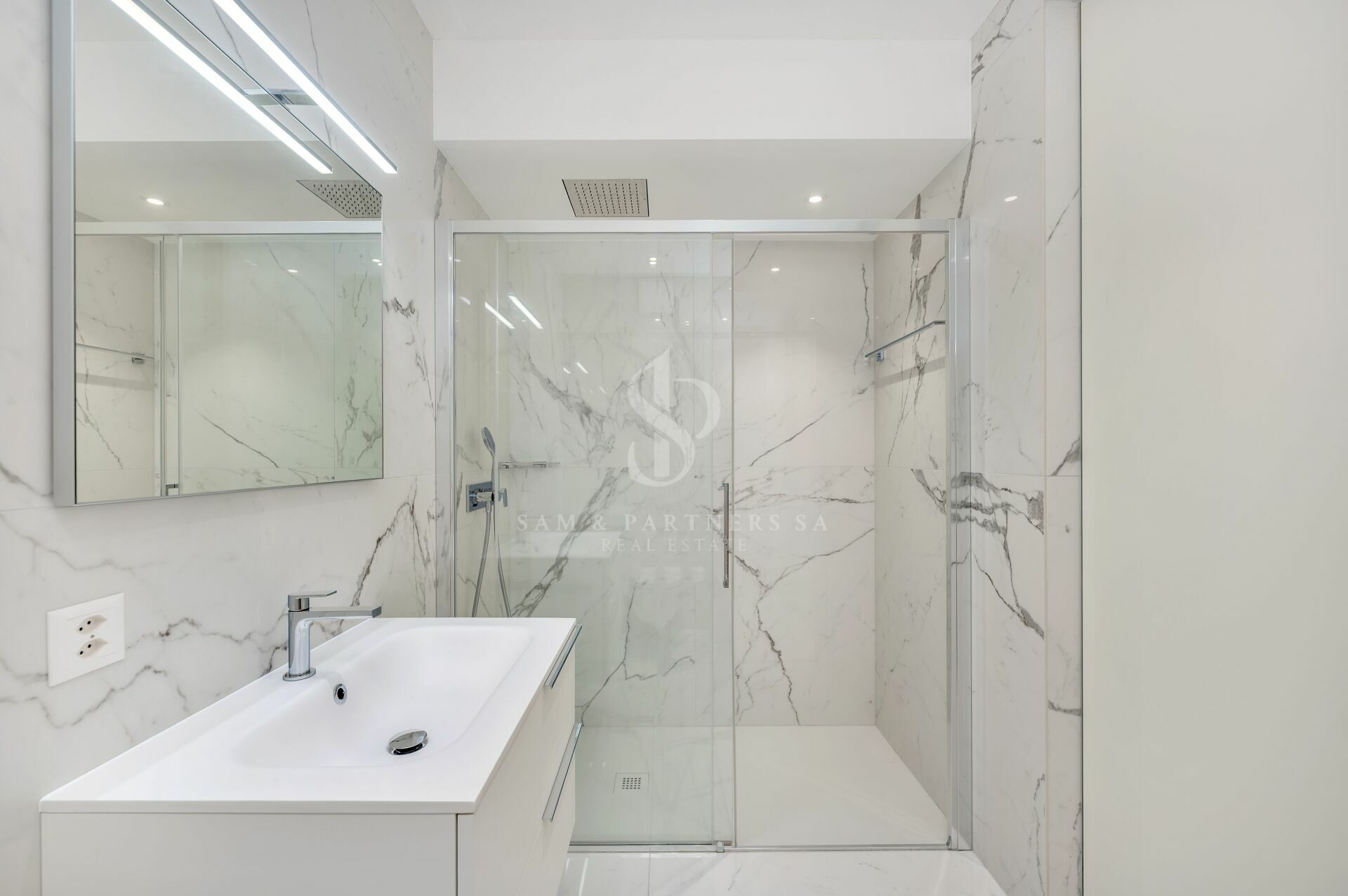 Modernes Badezimmer mit Marmoreffekt und Glasdusche