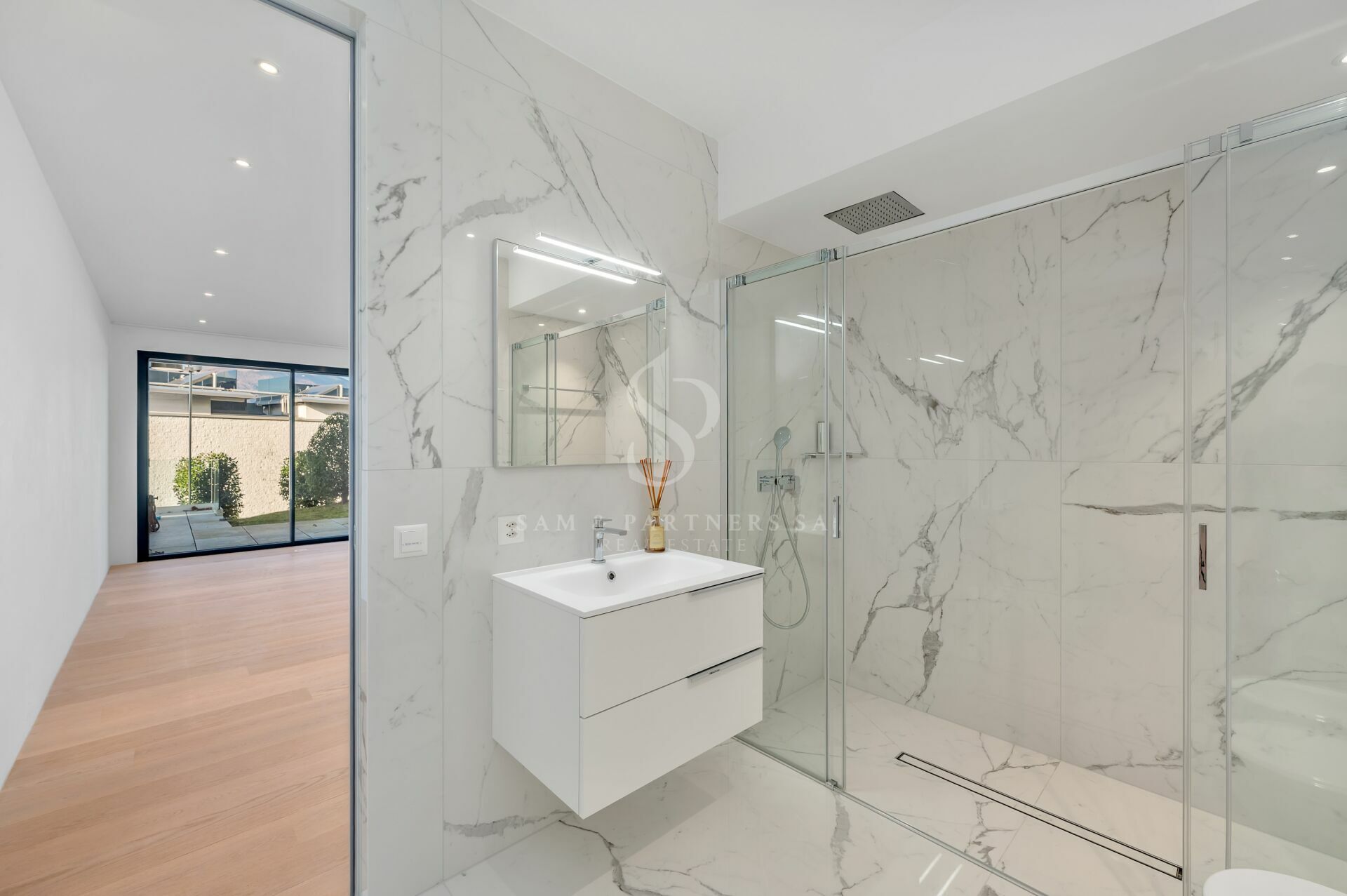 Luxuriöses Bad mit begehbarer Dusche