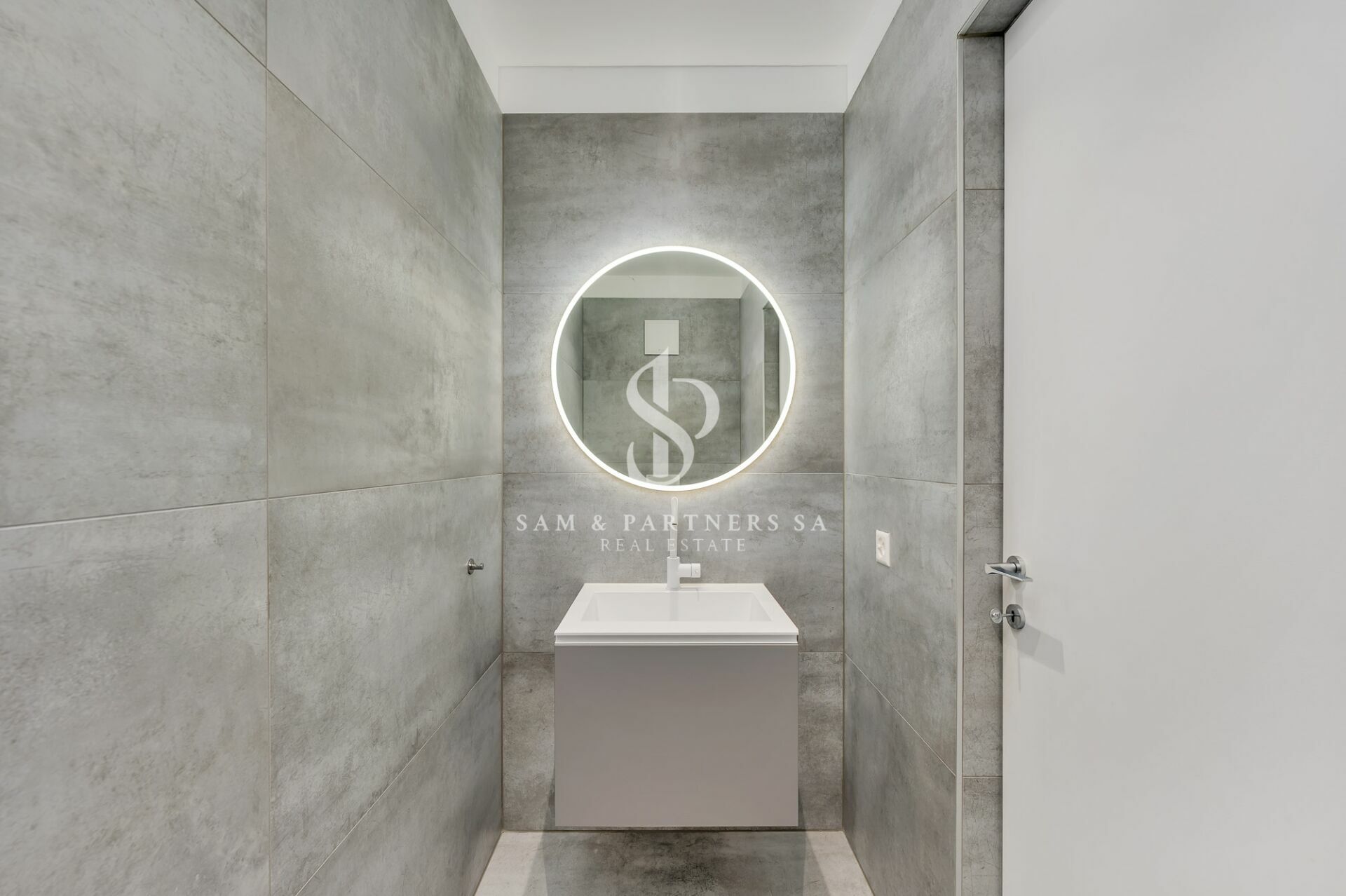 Modernes Gäste-WC mit Spiegel und Waschtisch