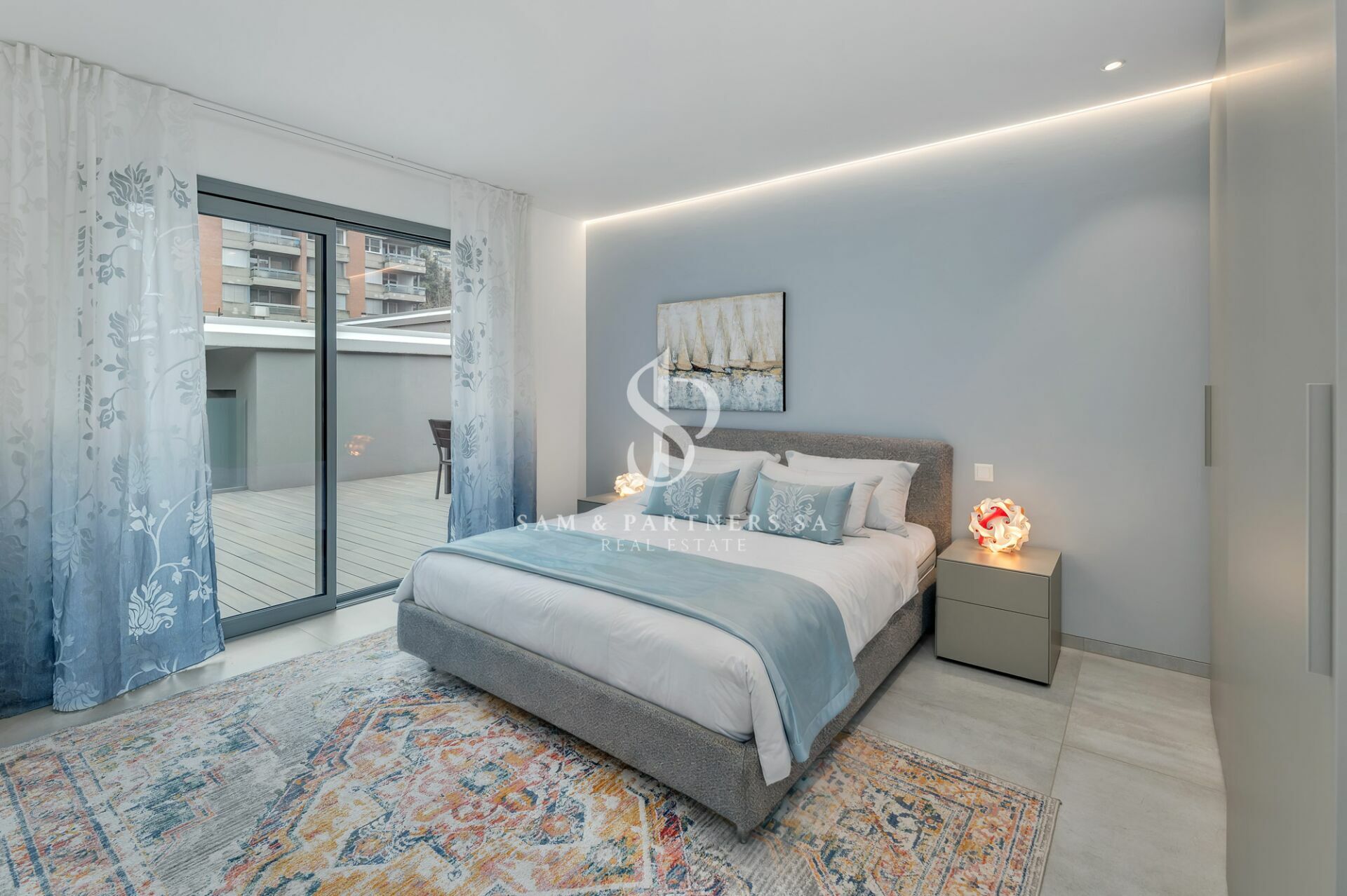 Modernes Schlafzimmer mit Balkonzugang
