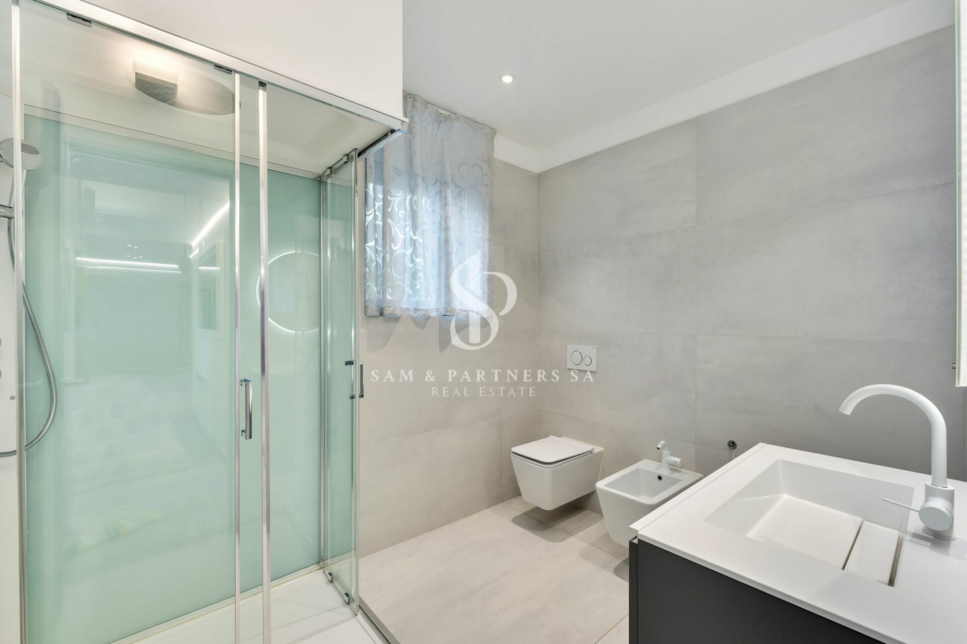 Modernes Badezimmer mit Dusche und Badewanne