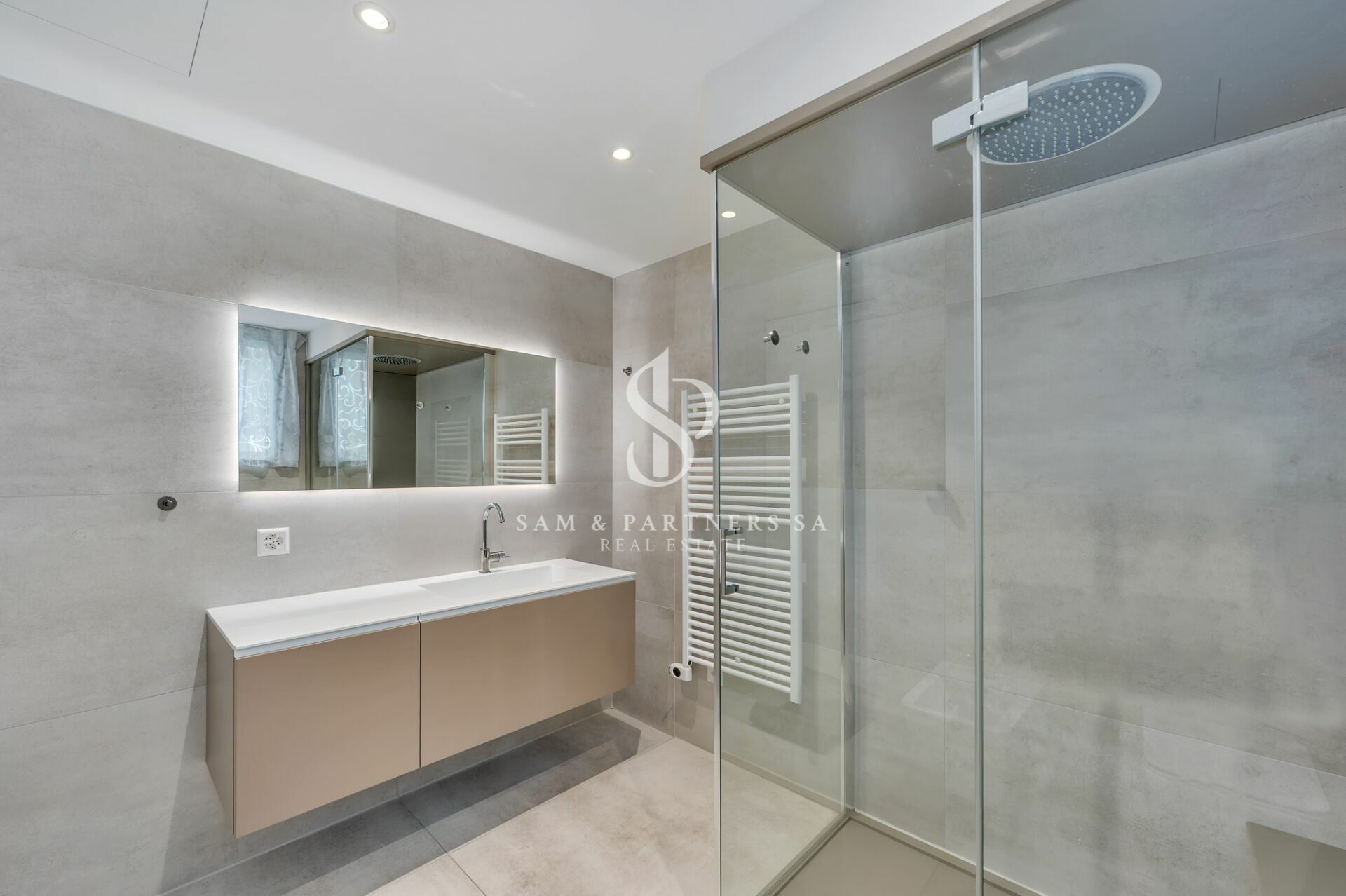 Modernes Badezimmer mit begehbarer Glasdusche