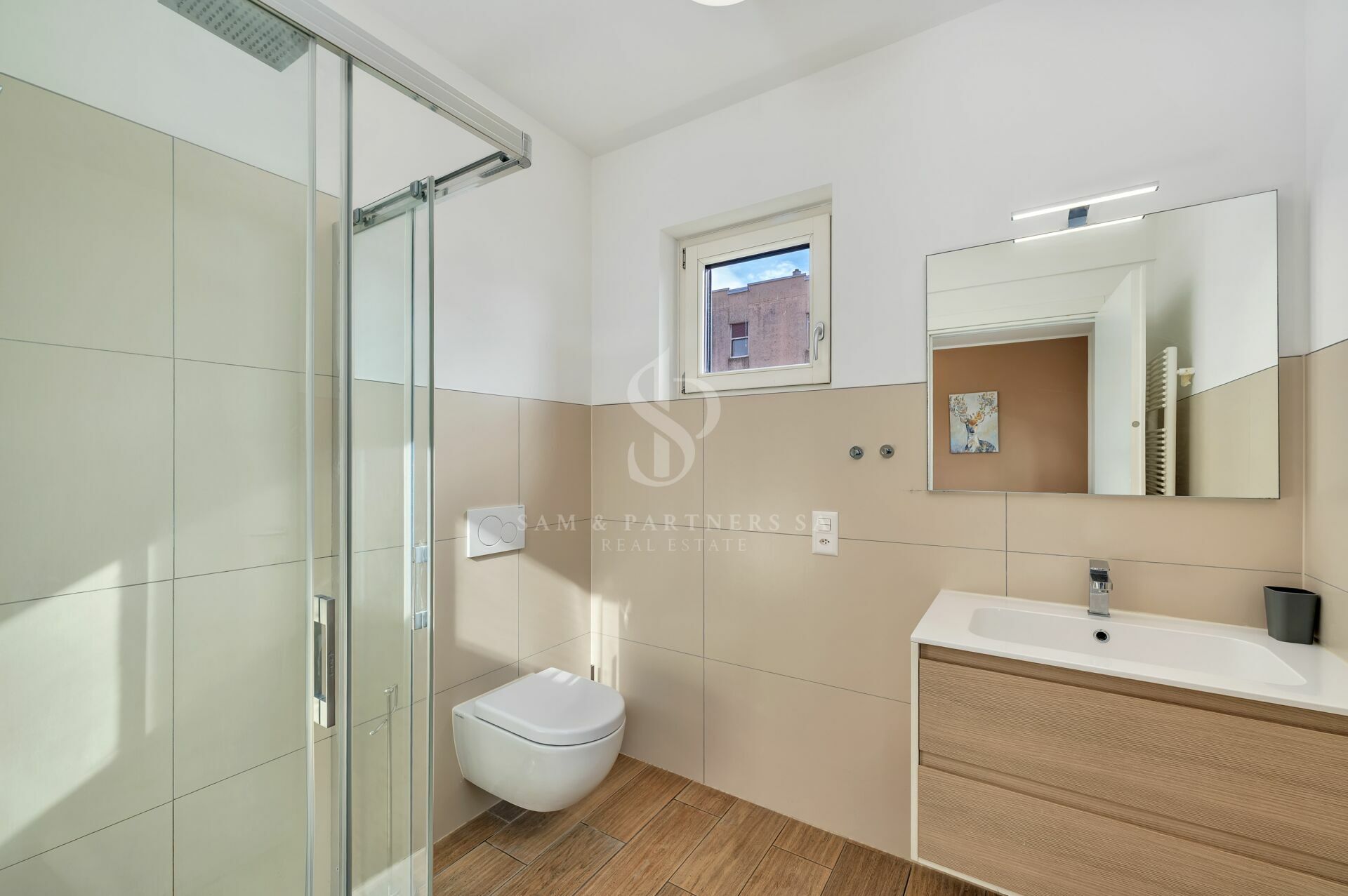 Modernes Badezimmer mit bodengleicher Dusche