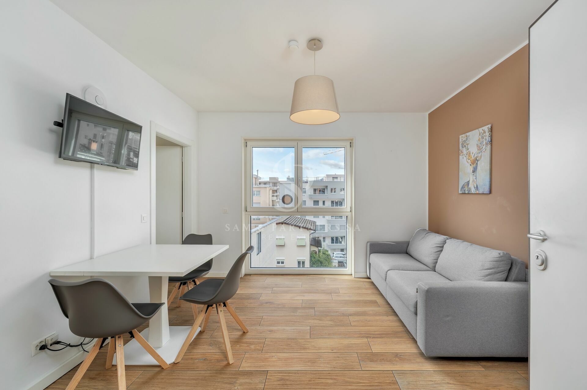 Helles kleines Wohn- und Esszimmer