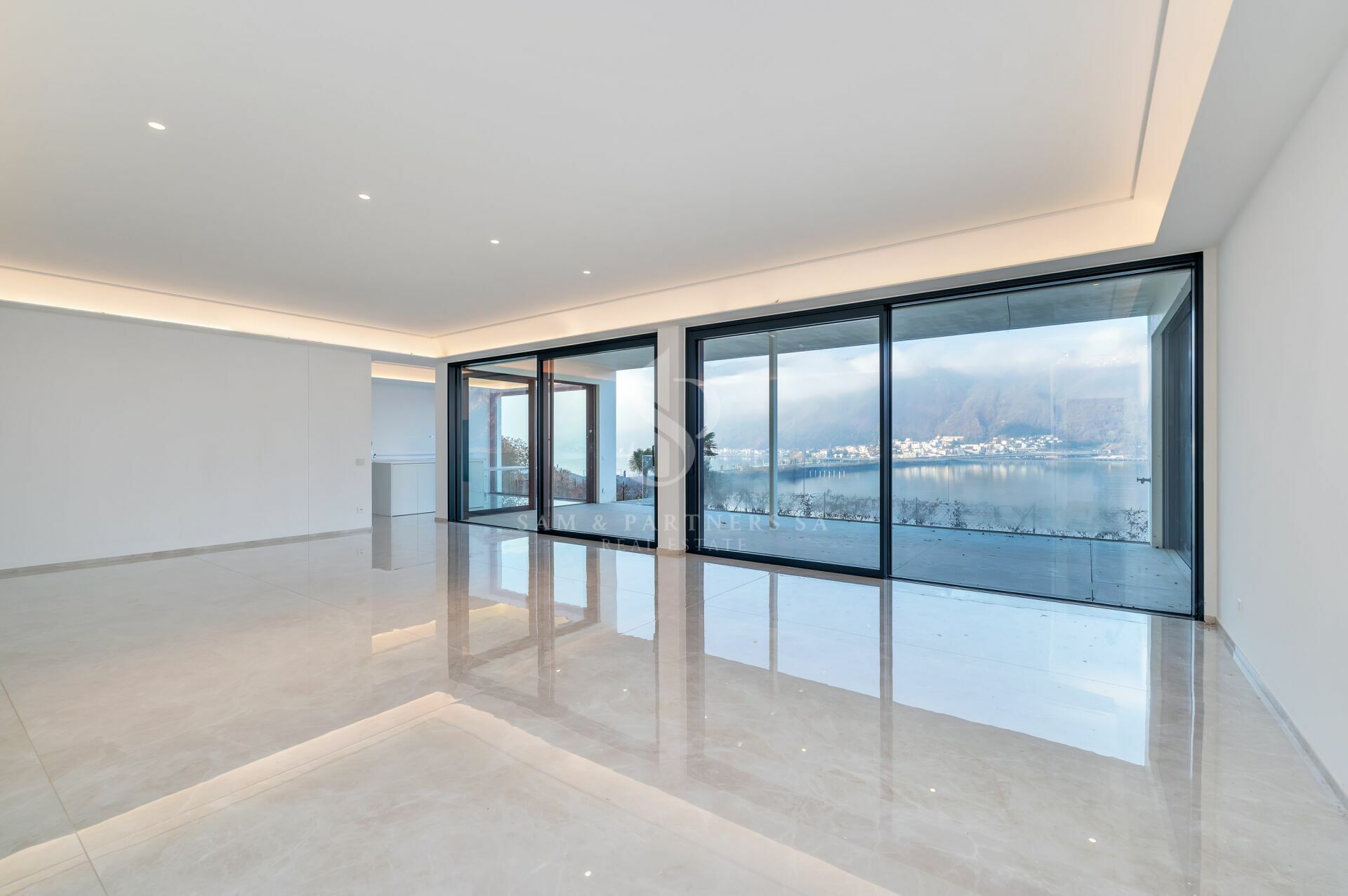 Heller, leerer Wohnraum mit Panoramafenster und Seeblick
