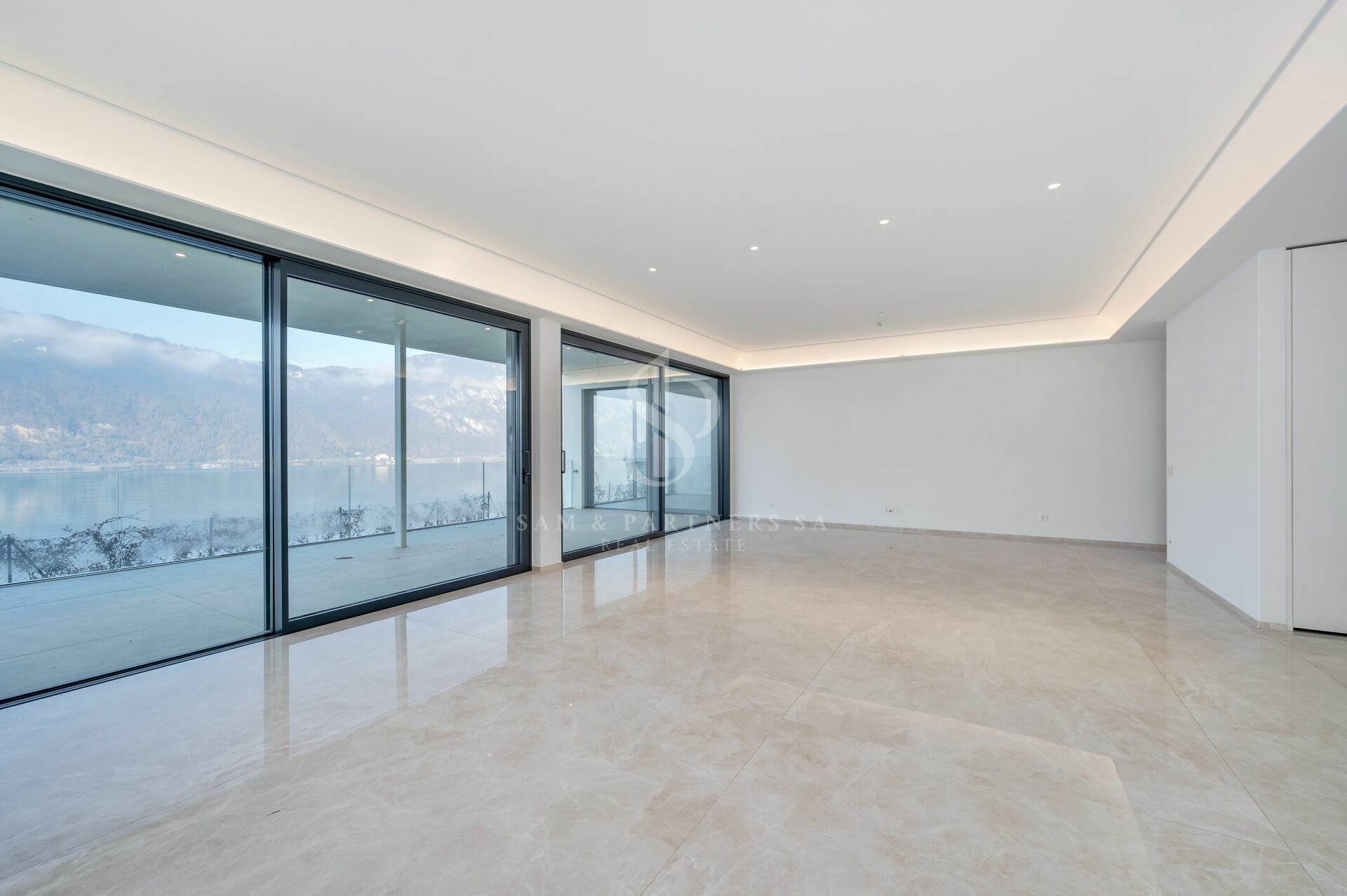 Heller leerer Wohnraum mit Seeblick