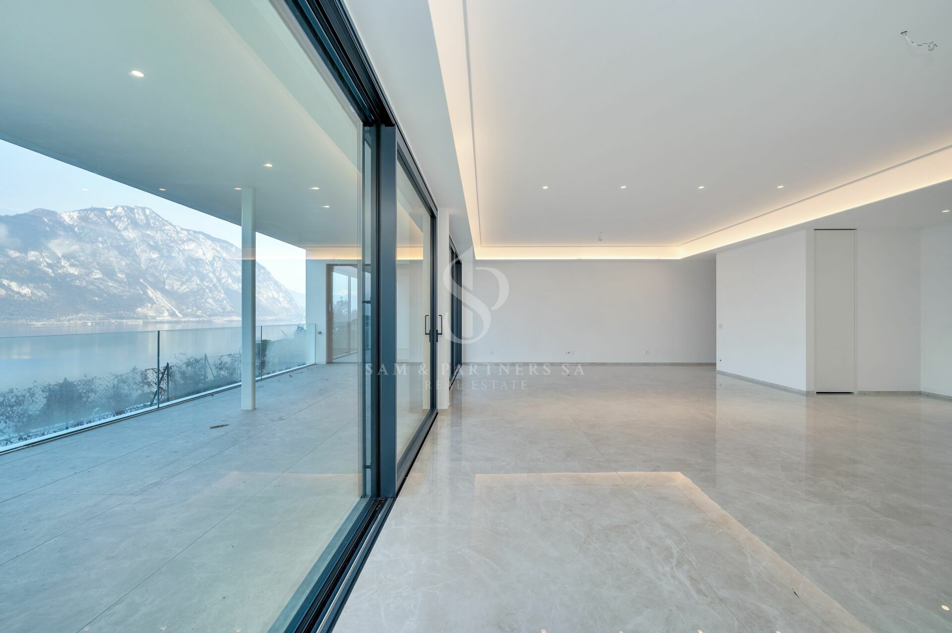 Luxuriöser leerer Wohnraum mit Seeblick