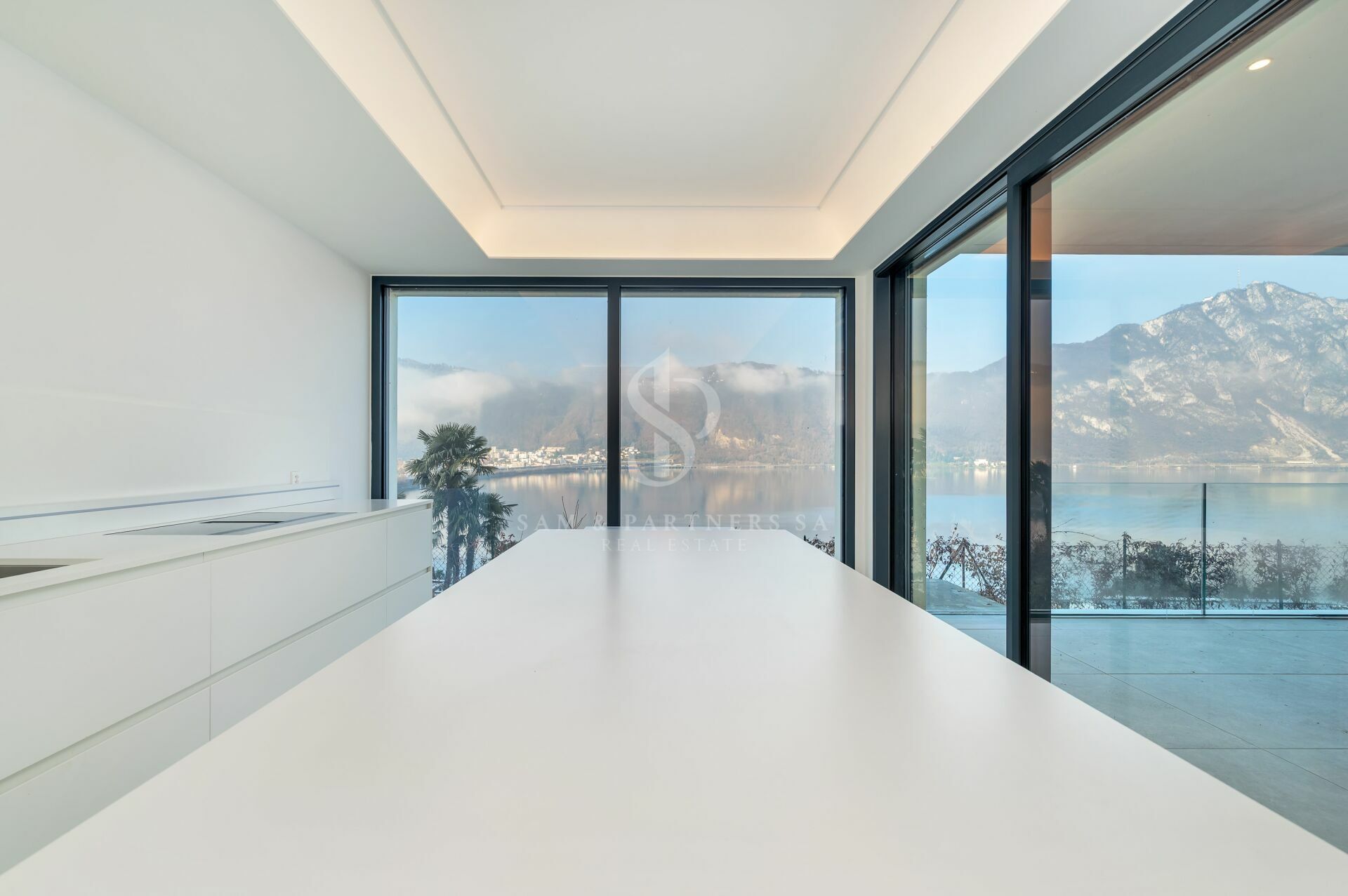 Minimalistischer Innenraum mit Seeblick