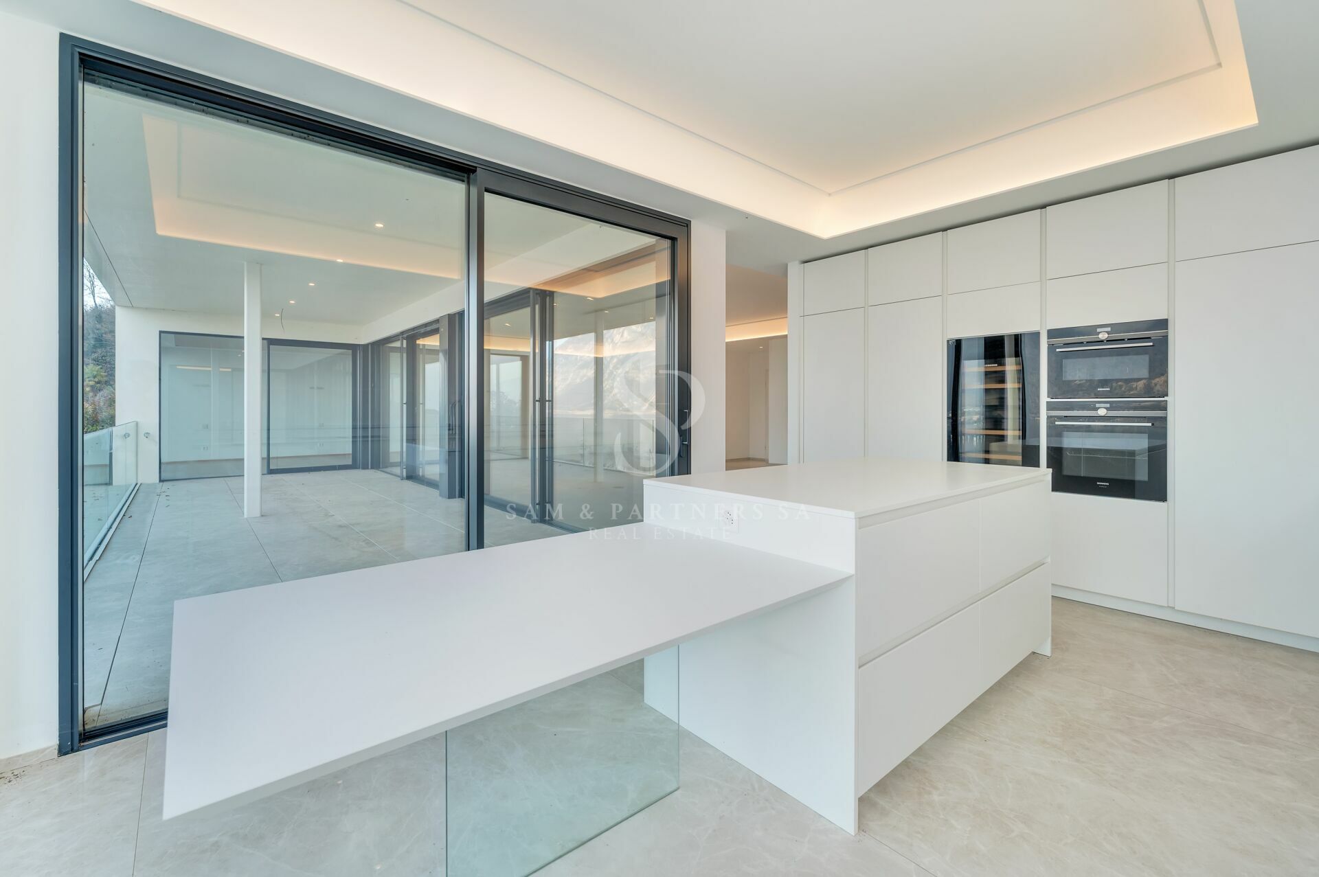 Moderne offene Küche mit großer Glasfront