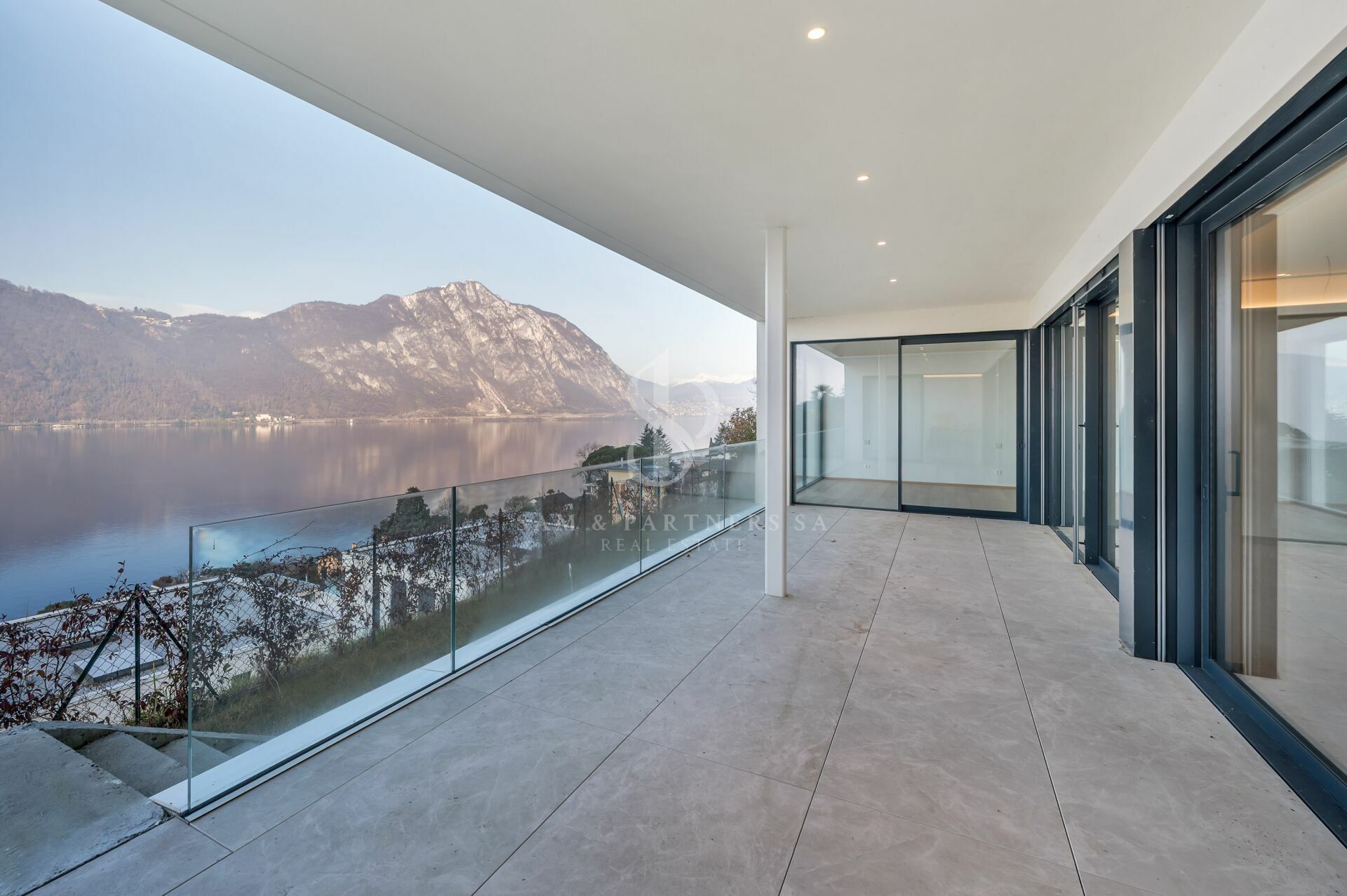 Überdachte Terrasse mit Seeblick