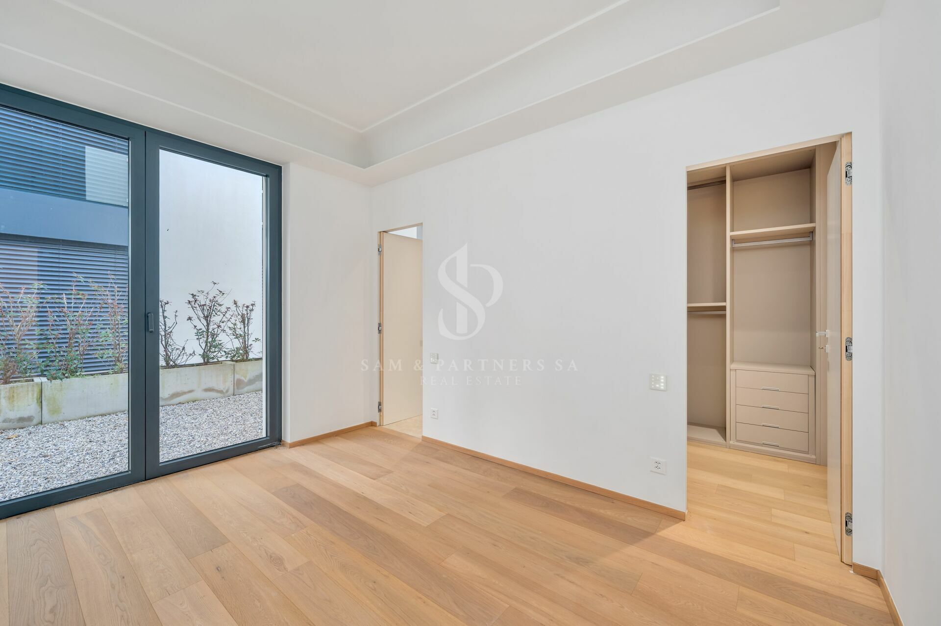 Helles Schlafzimmer mit Ankleidebereich