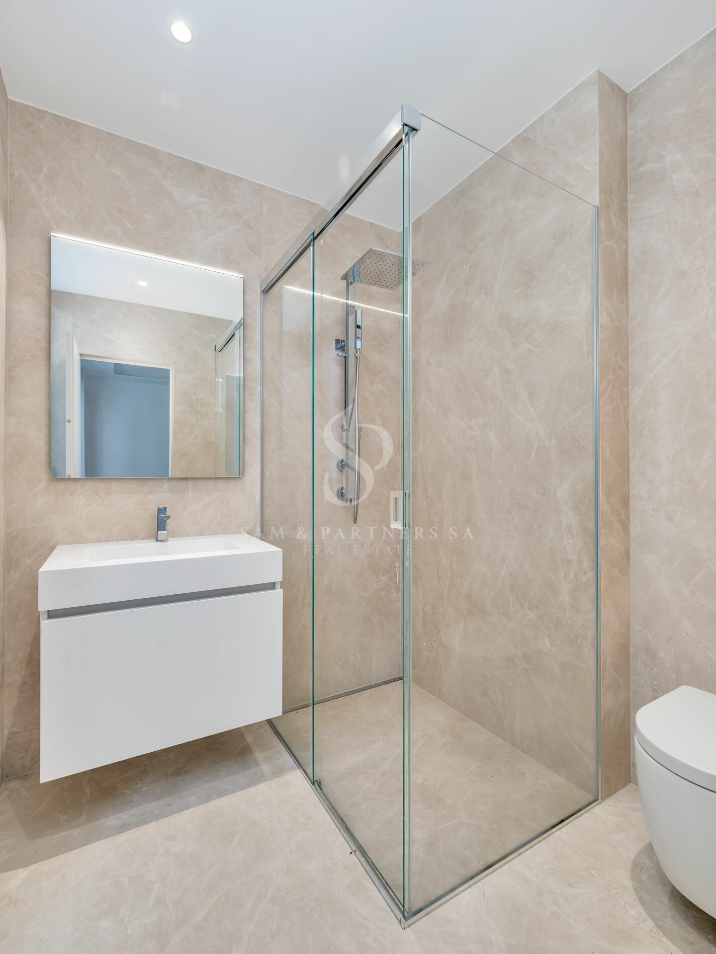 Modernes Badezimmer mit begehbarer Glasdusche