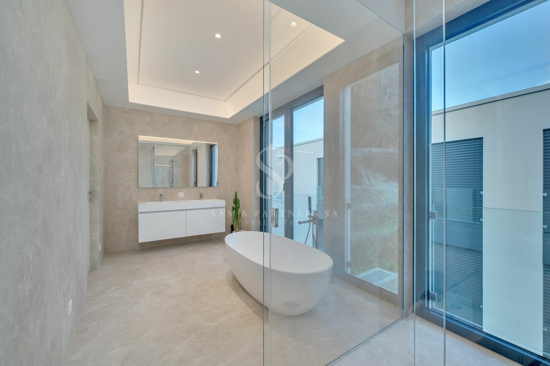 Modernes Badezimmer mit freistehender Wanne und Glasfront