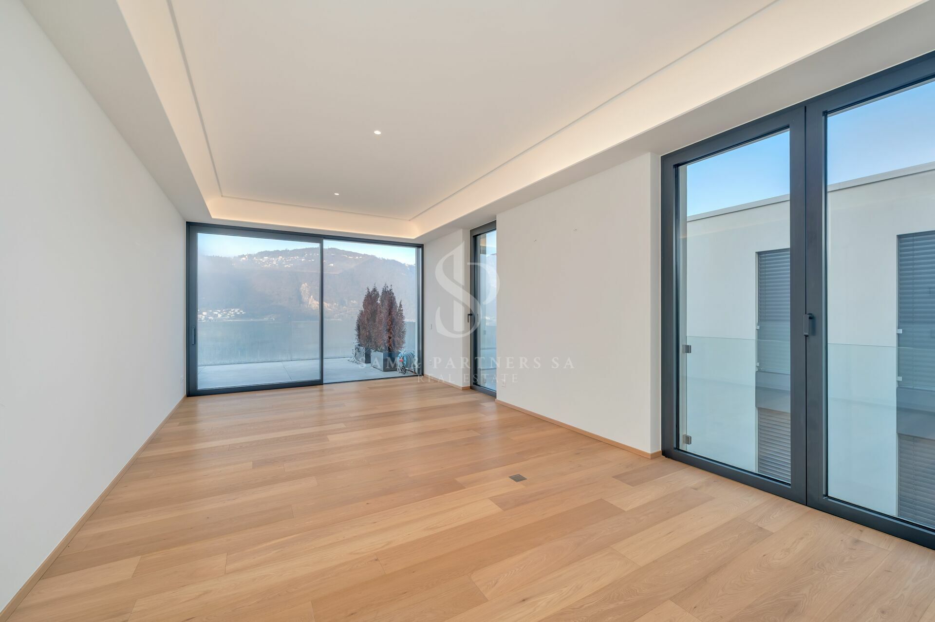 Heller leerer Wohnraum mit Bergblick