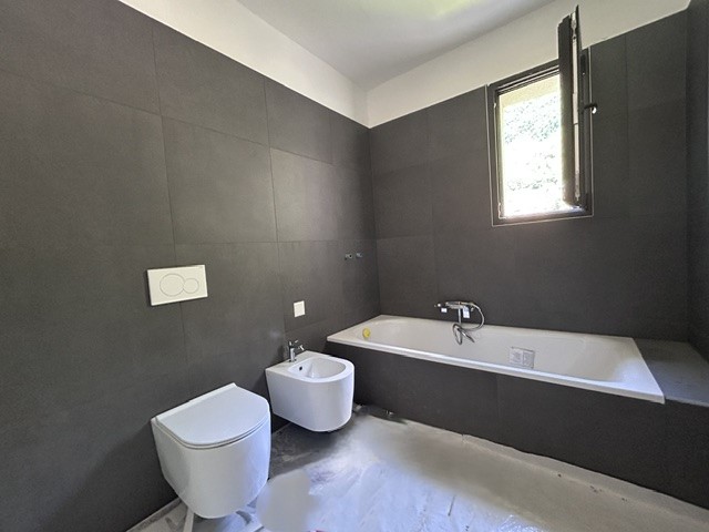 Modernes Badezimmer mit dunkler Wandverkleidung