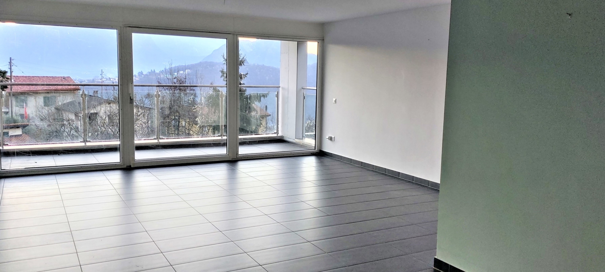 Leerer Wohnraum mit Balkonblick