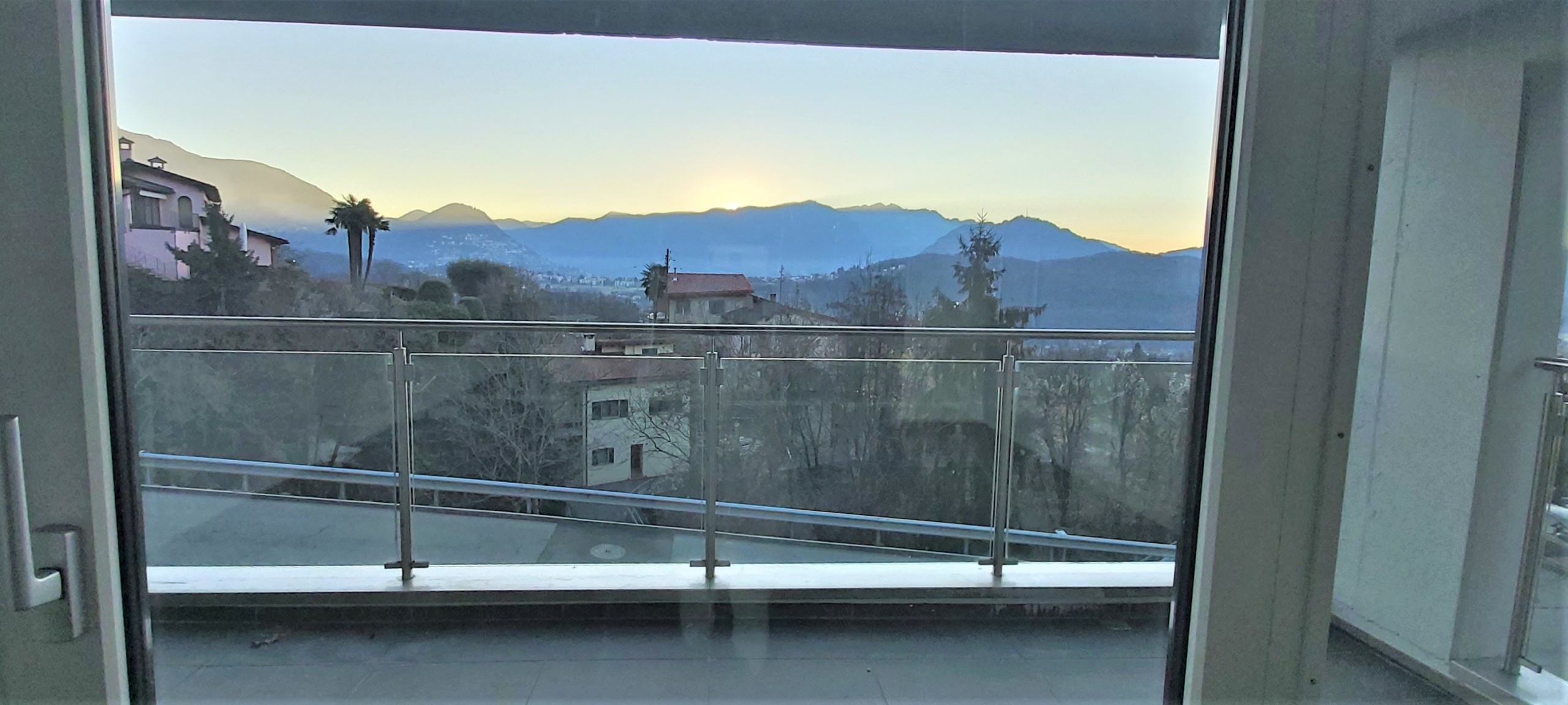 Balkon mit Bergblick bei Sonnenuntergang