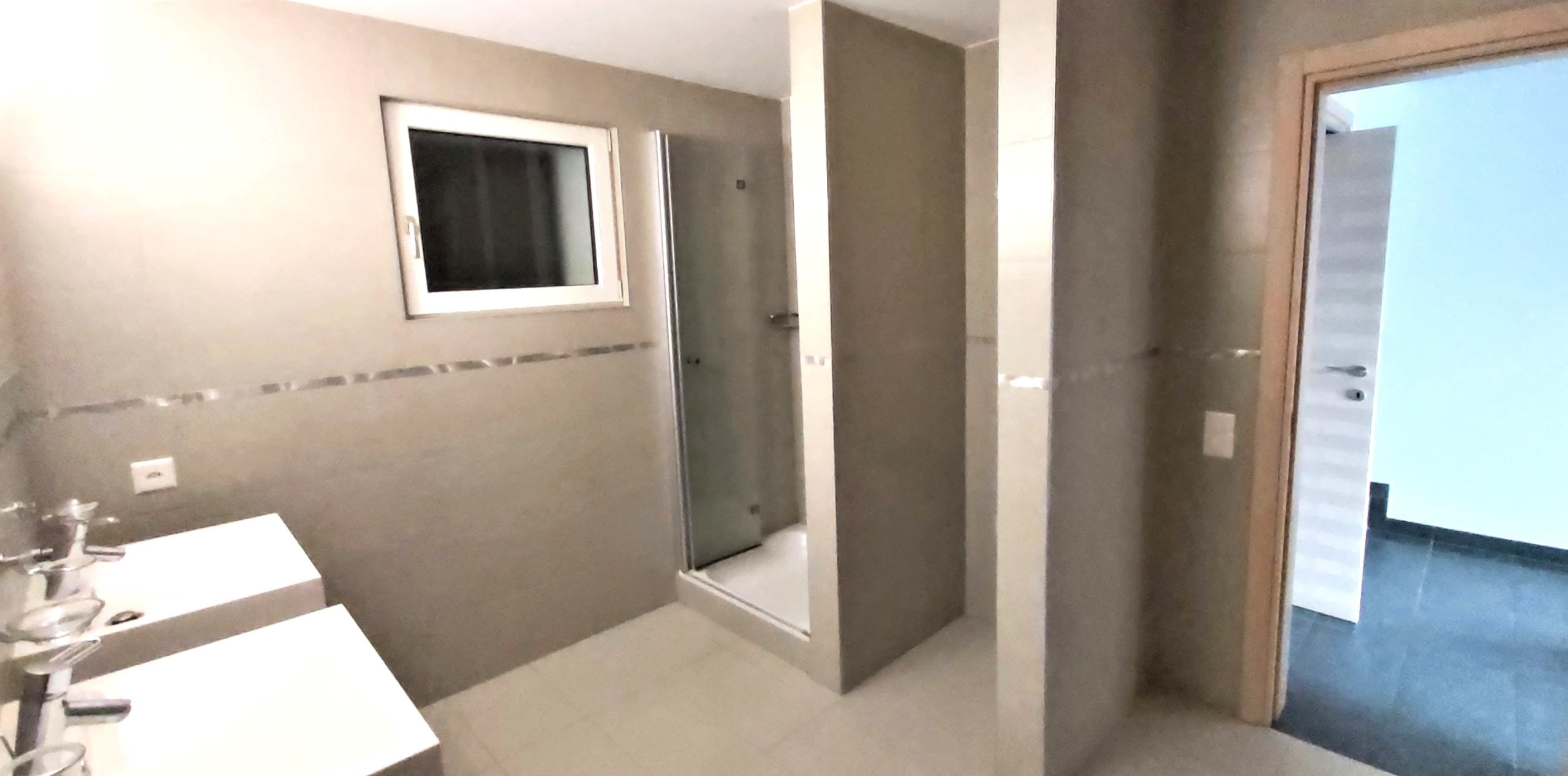 Modernes Badezimmer mit Doppelwaschtisch und Dusche