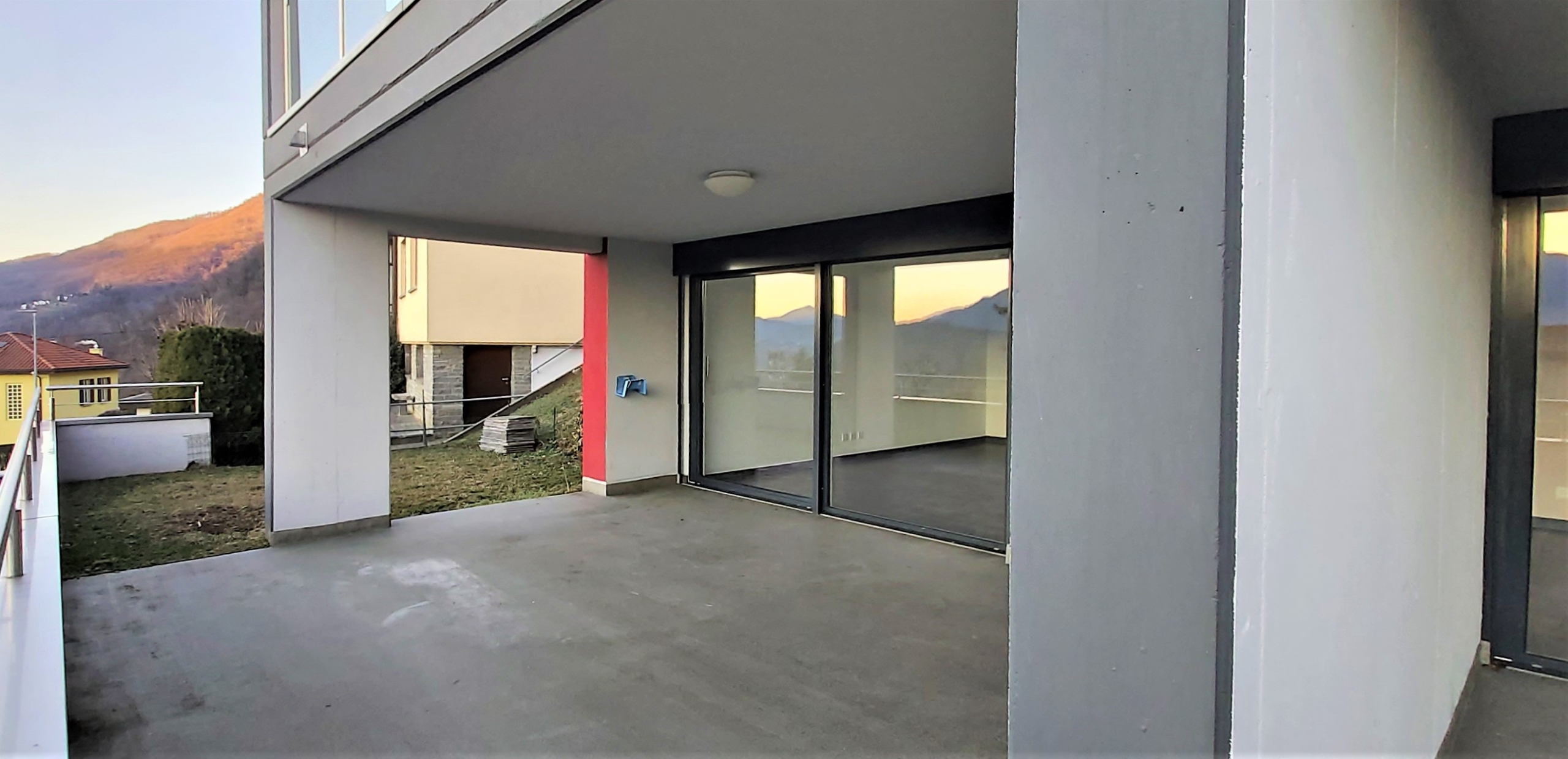Überdachte Terrasse mit Bergblick