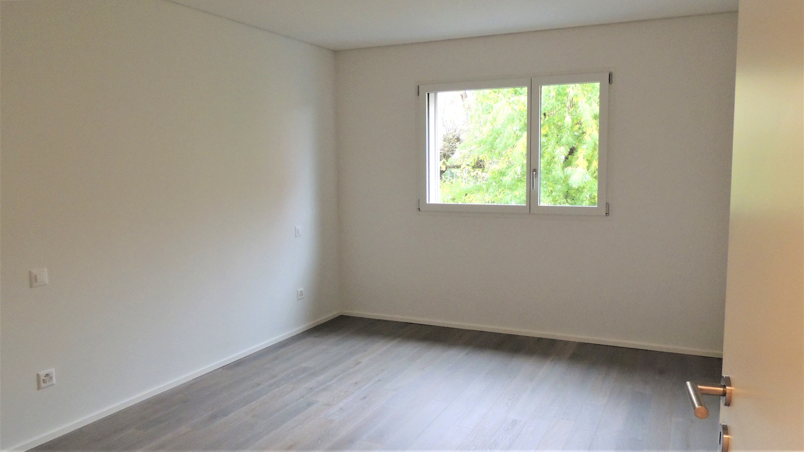 Leeres, helles Zimmer mit Fenster