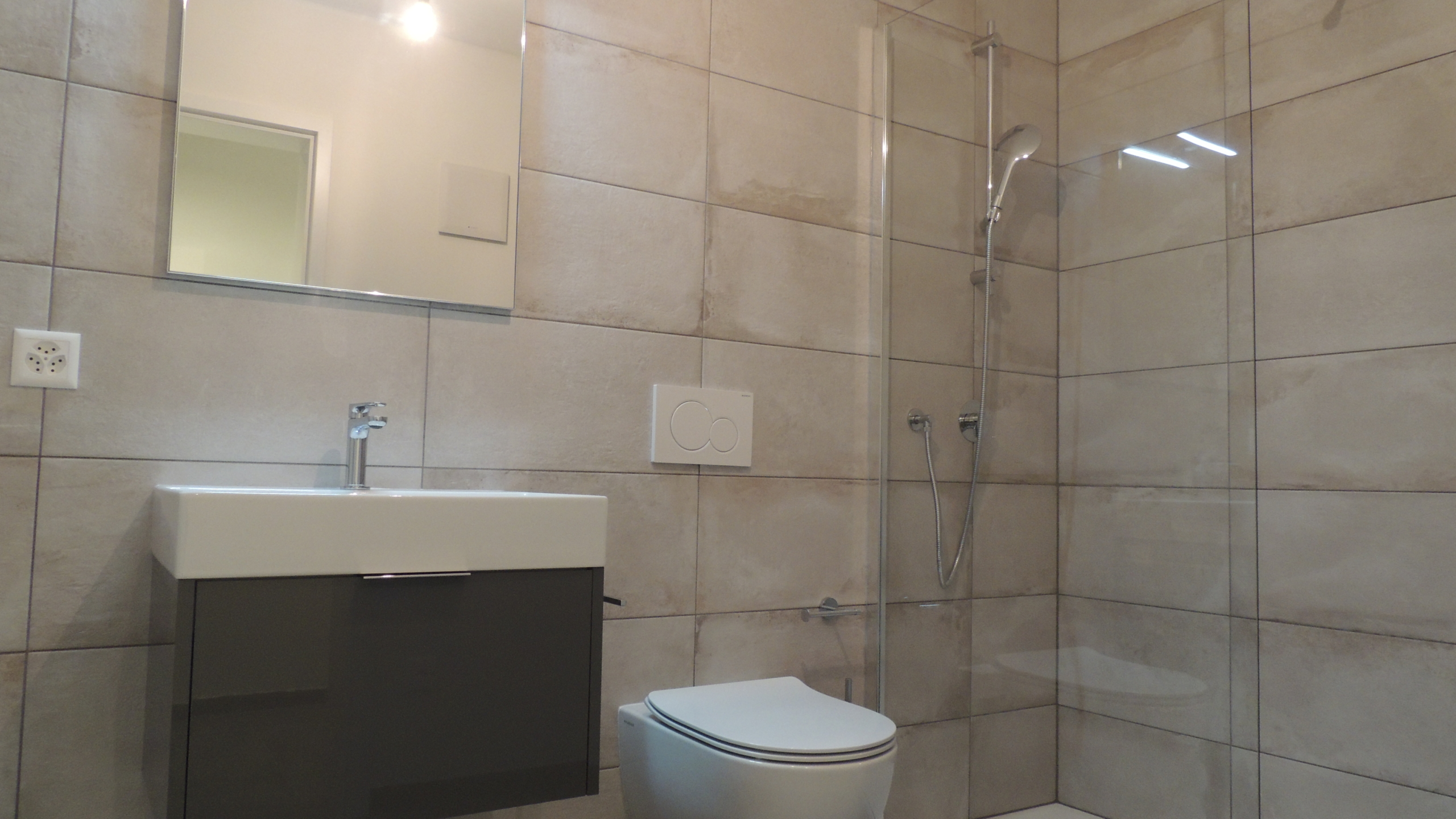 Modernes Badezimmer mit Dusche und WC