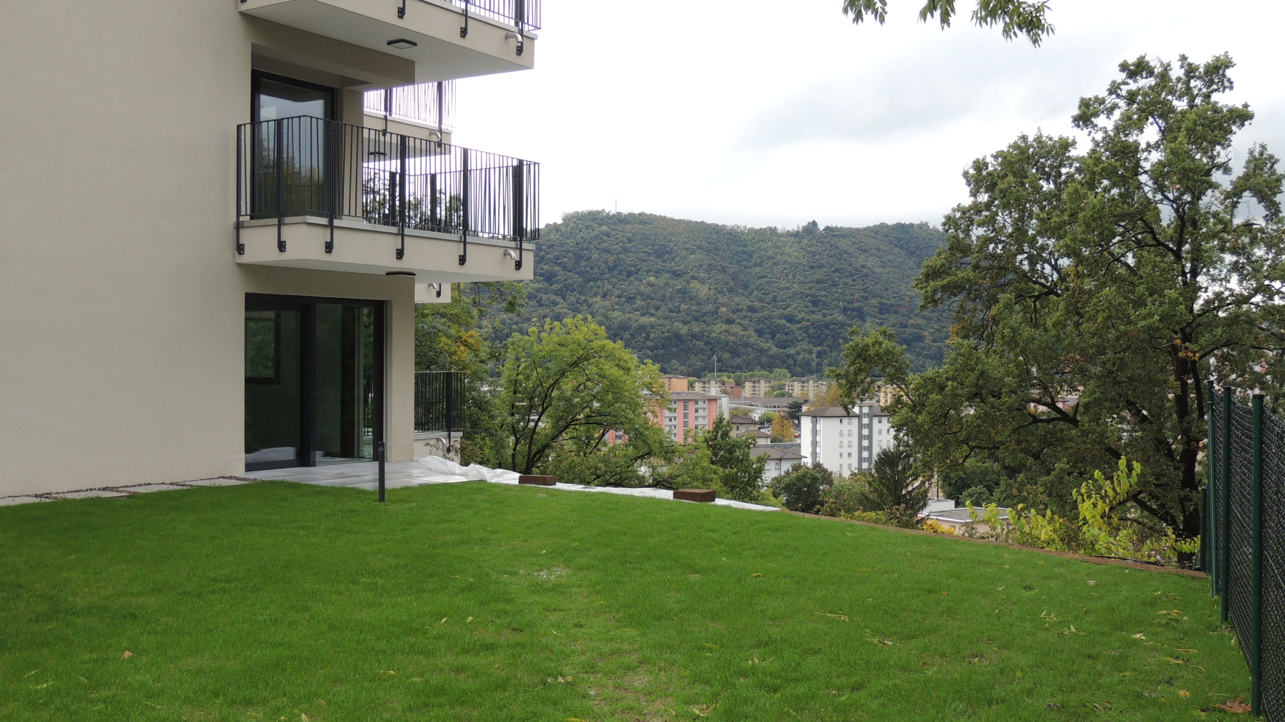 Außenansicht mit Balkon und Gartenhang