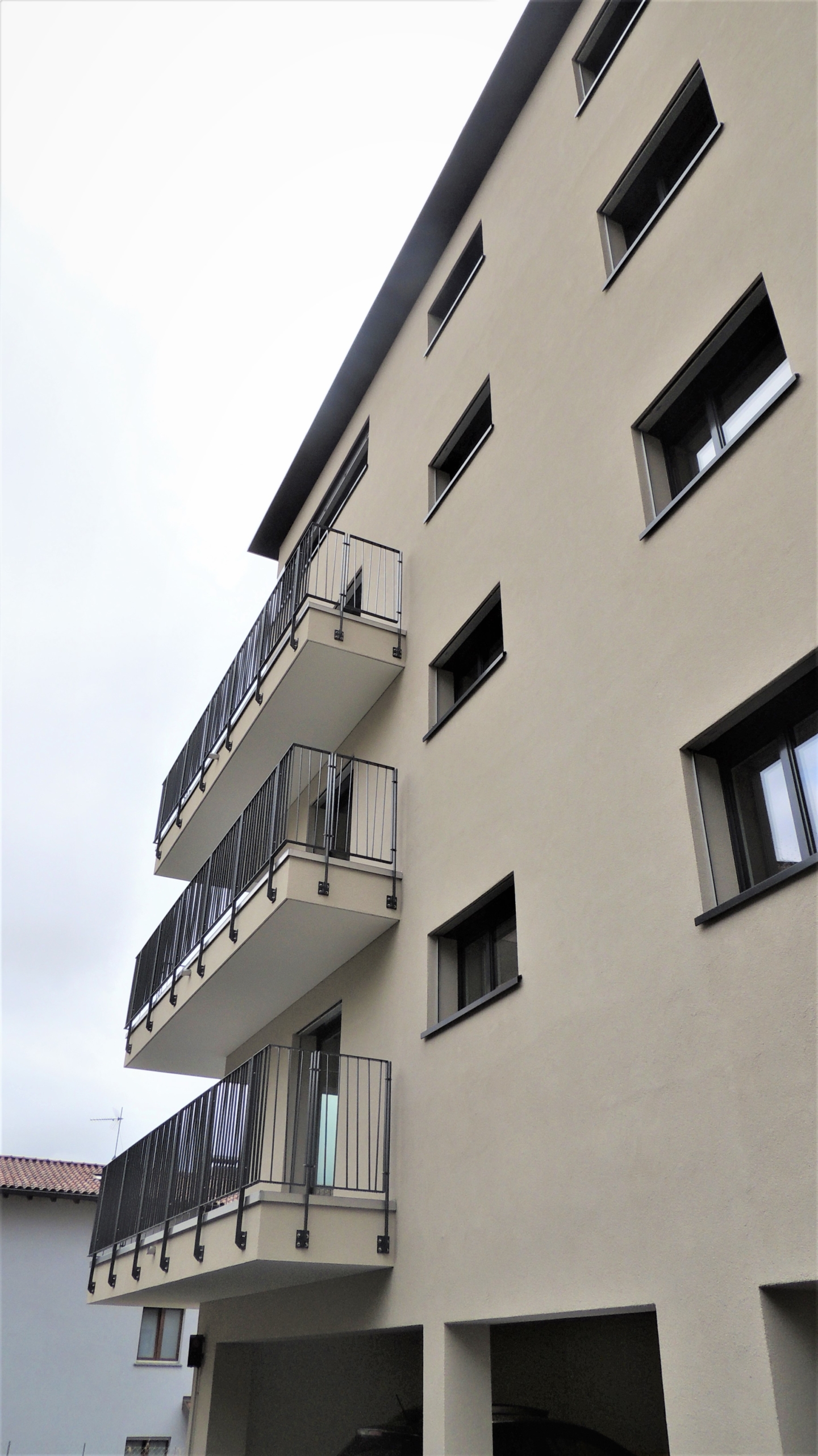 Mehrfamilienhaus mit Balkonen