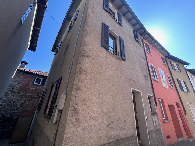 Schmale Gasse mit historischen Fassaden