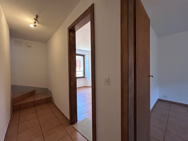 Flur mit Treppe und Blick in einen Raum