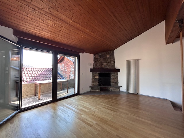 Wohnzimmer mit Kamin und Balkon