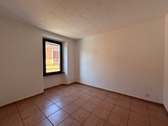 Leerer Raum mit Fliesenboden und Fenster