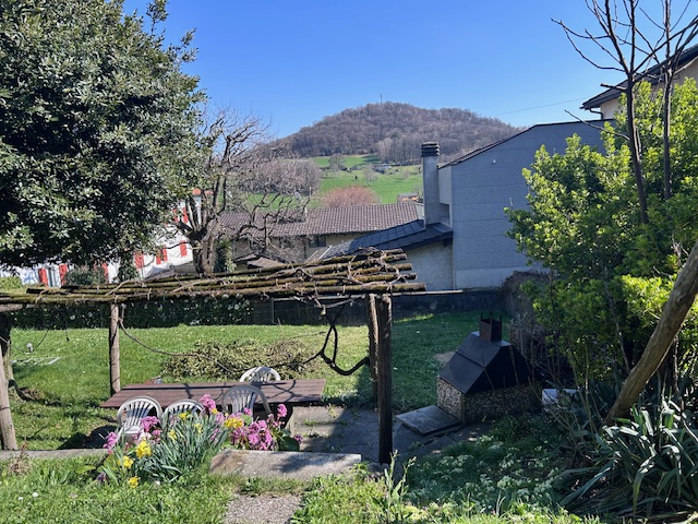 Garten mit Pergola und Blick auf Hügel