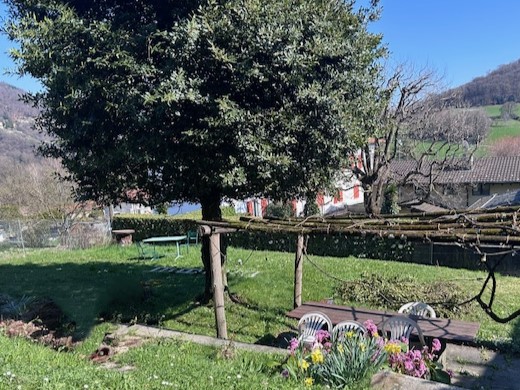 Garten mit Pergola und Sitzbereich
