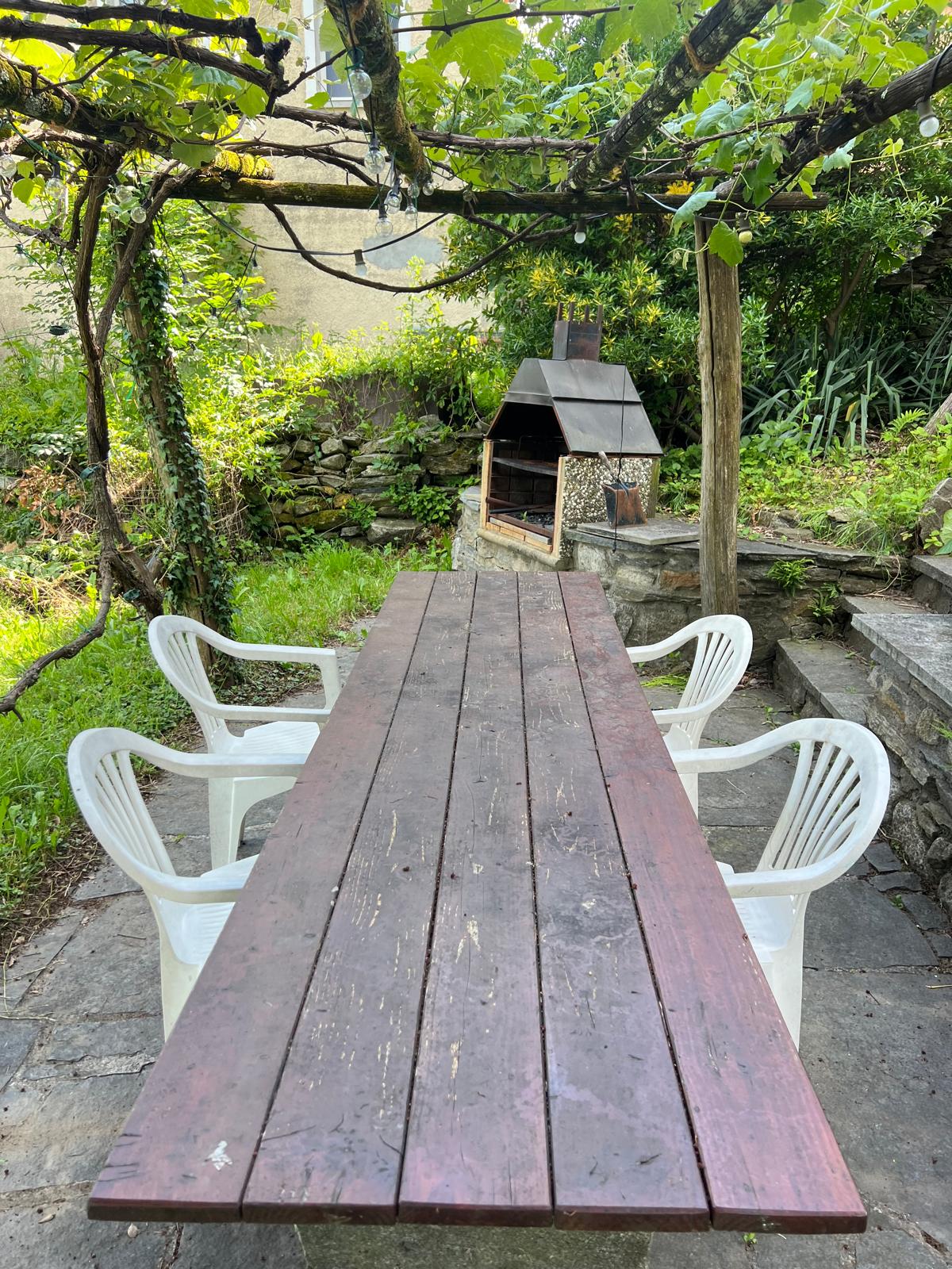 Garten mit Sitzplatz und Grill