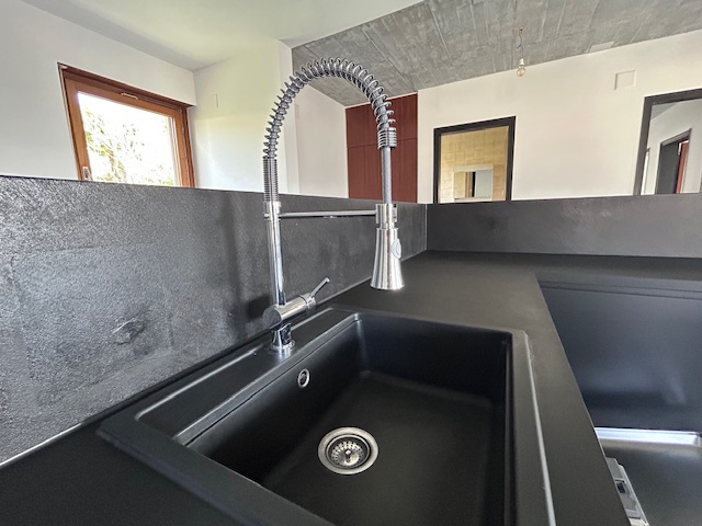 Küchenbereich mit Spülbecken und Armatur