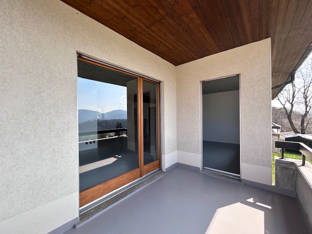 Überdachte Terrasse mit Holzdecke