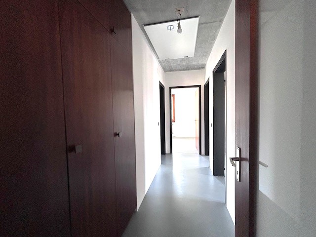 Flur mit Türen und Einbauschrank