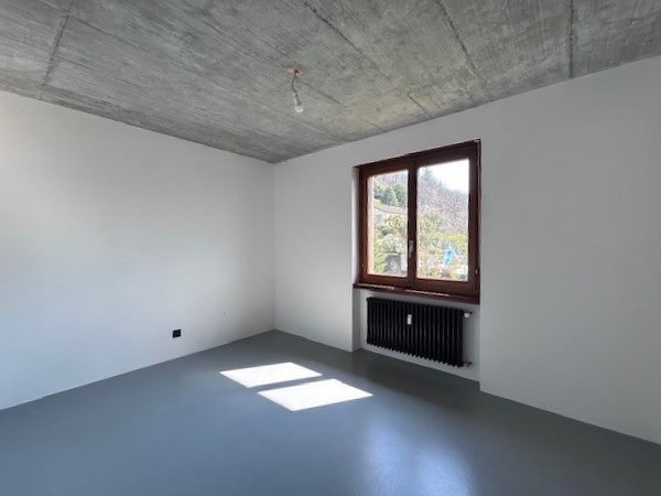 Leerer Raum mit Fenster und Heizkörper