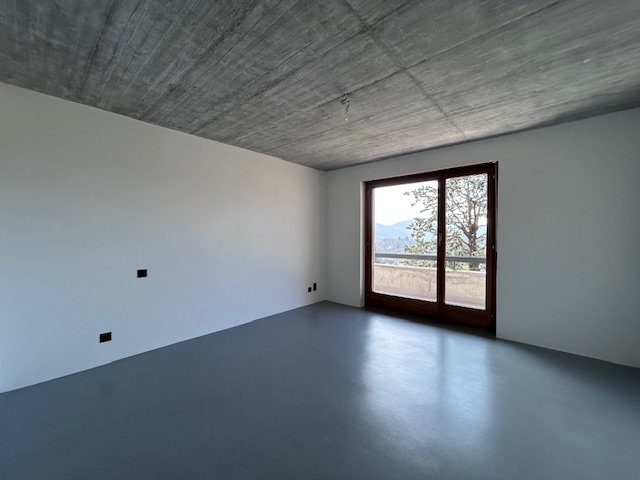 Leerer moderner Innenraum mit großer Terrassentür