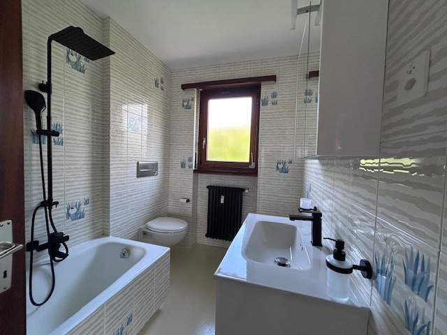 Badezimmer mit Wanne, Dusche und Fenster