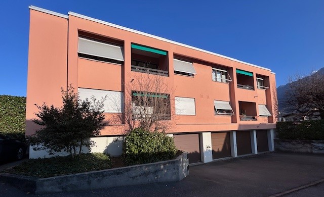 Mehrfamilienhaus mit rosafarbener Fassade
