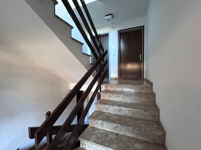 Treppenhaus mit Steintreppe