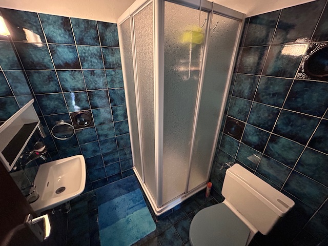 Kompaktes Badezimmer mit Dusche