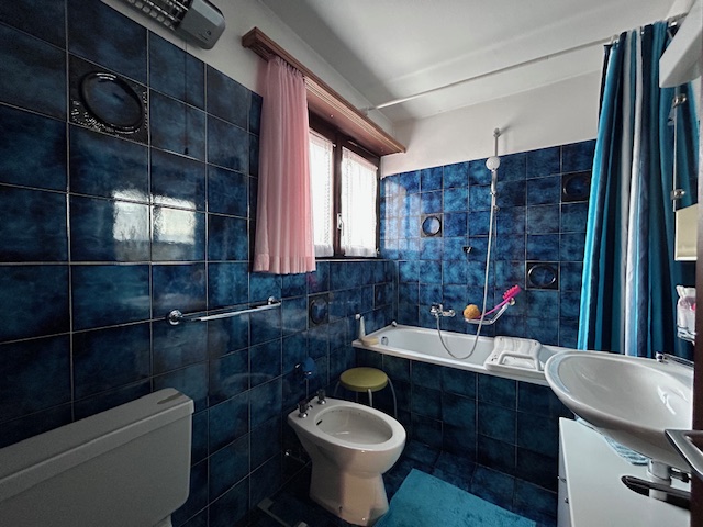 Kleines blau gefliestes Badezimmer