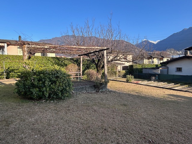 Garten mit Pergola und Bergblick