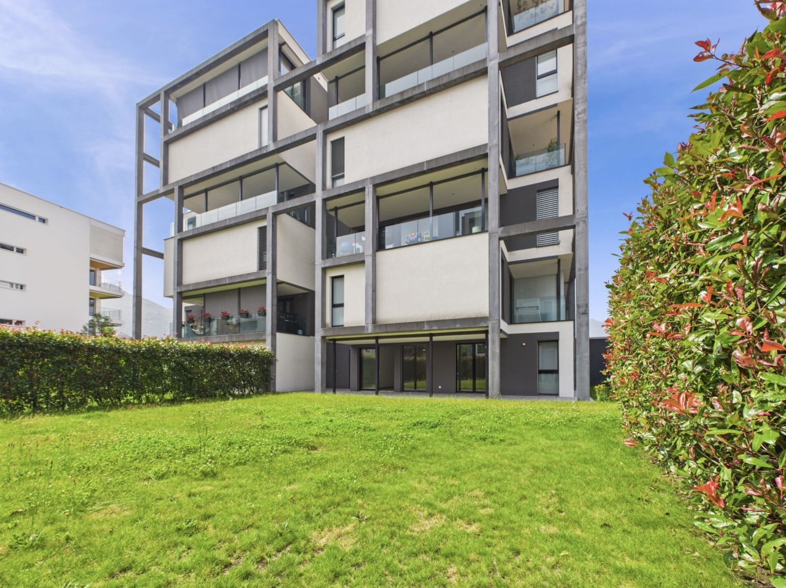 Modernes Mehrfamilienhaus mit Garten