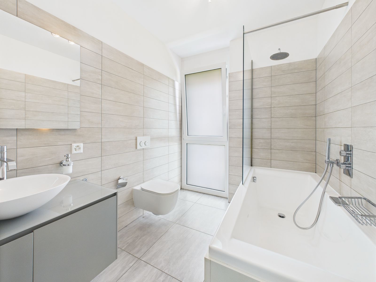 Modernes Badezimmer mit Badewanne und Dusche