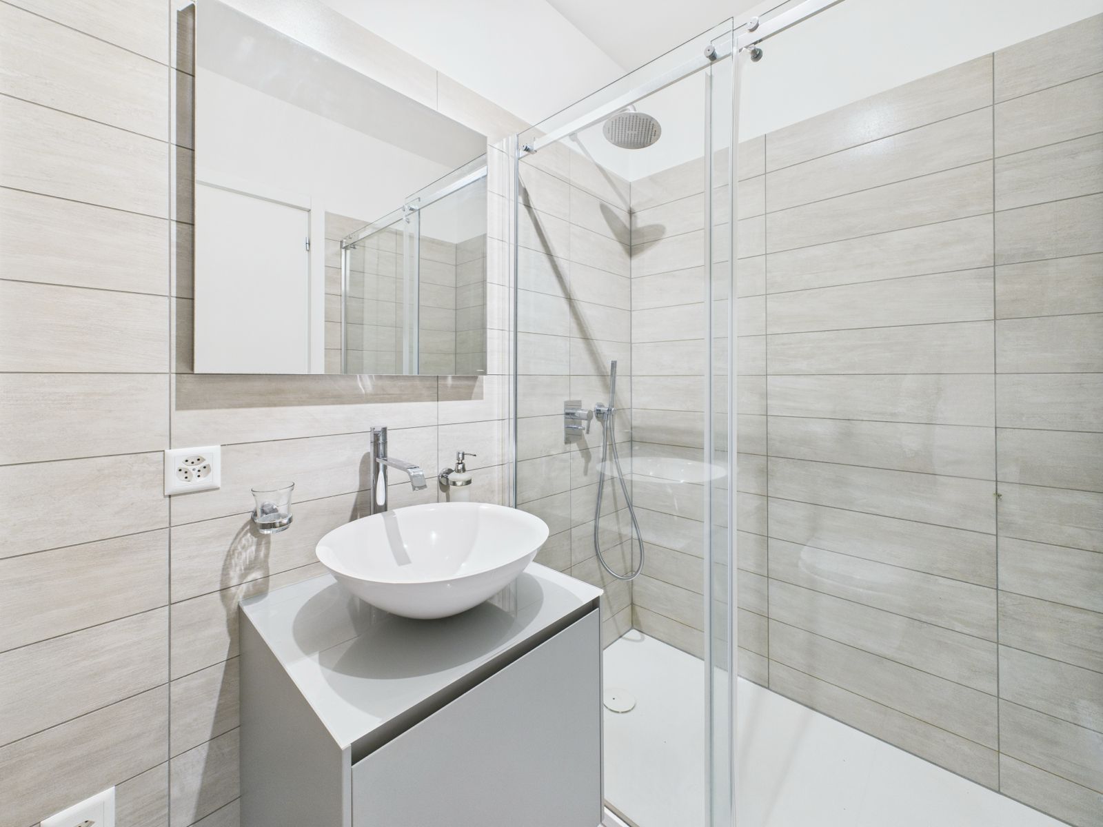Modernes Bad mit Glasdusche