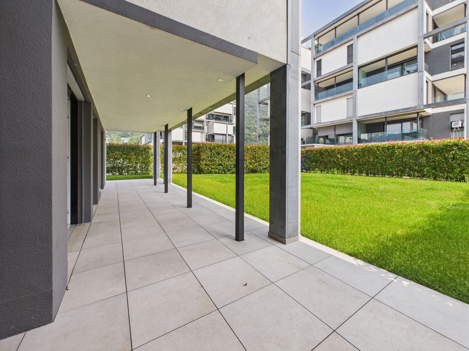 Überdachte Außen-Terrasse eines modernen Wohnkomplexes