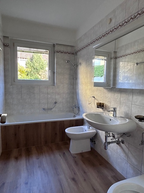 Badezimmer mit Badewanne und Fenster